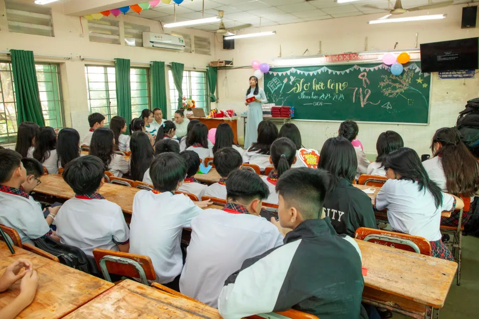 Học sinh làm bài trên bảng