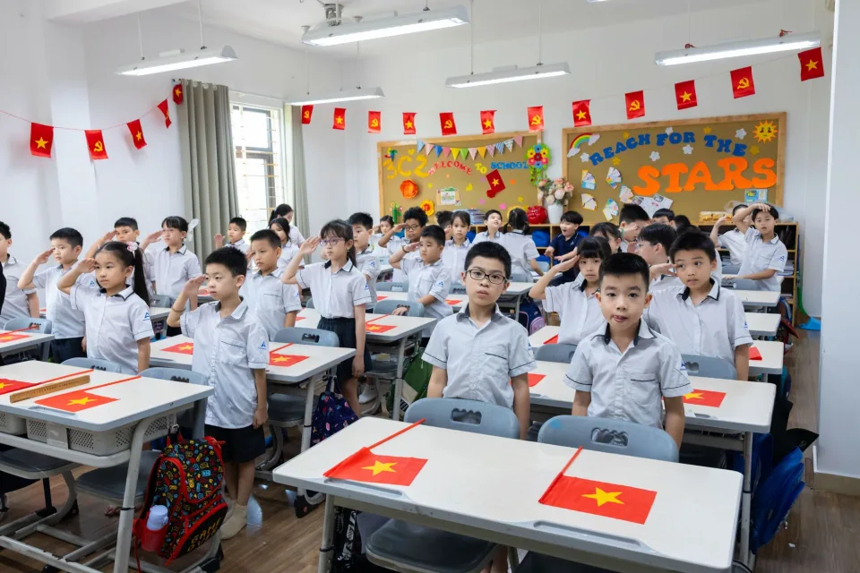 Phụ huynh trao đổi với giáo viên